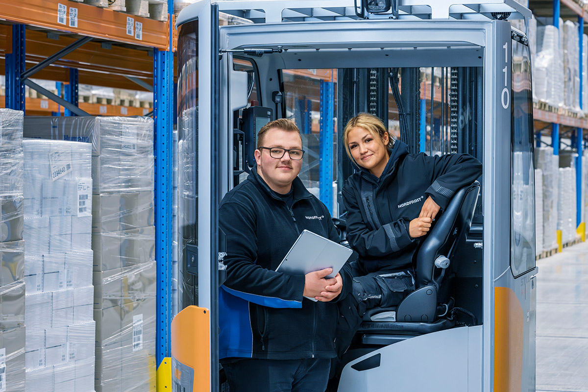 Zwei Mitarbeitende im Lager