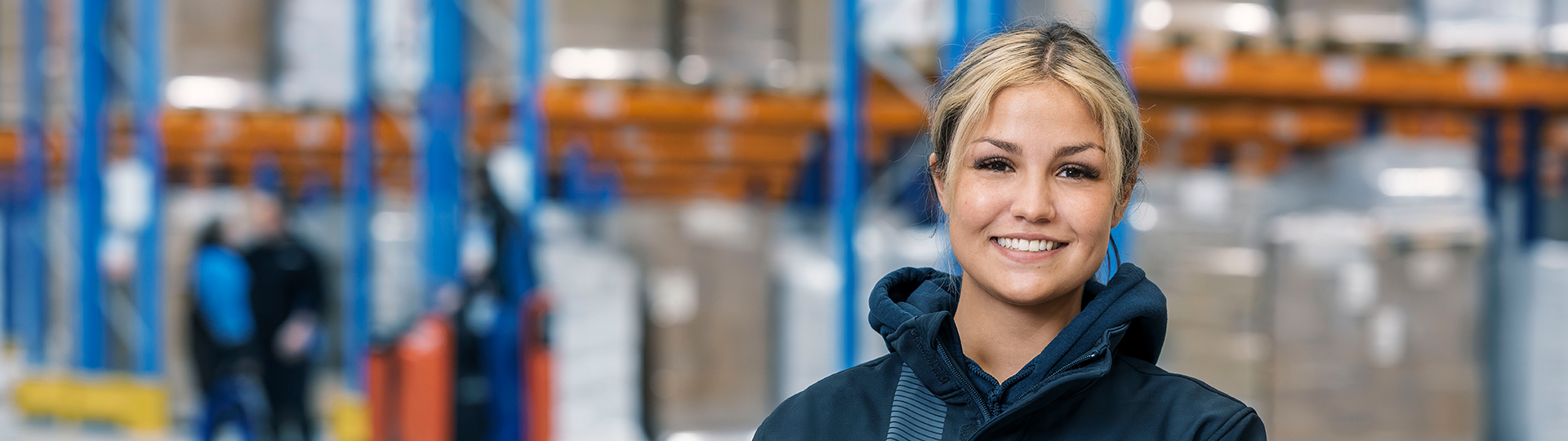 Mitarbeiterin im Lager