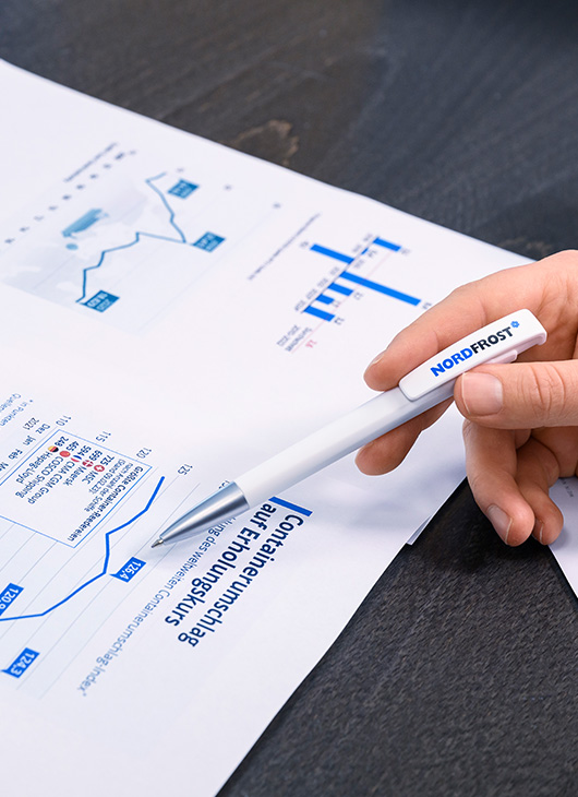 Datenblatt und ein Stift mit dem Nordfrost-Logo.
