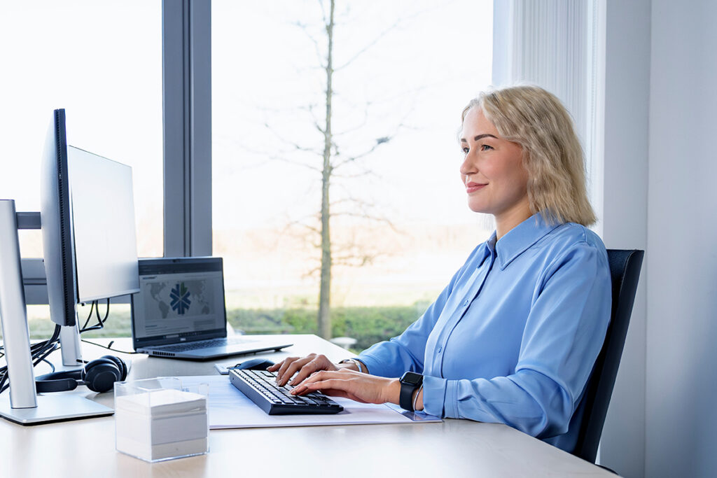 Die Mitarbeiterin arbeitet im Homeoffice.