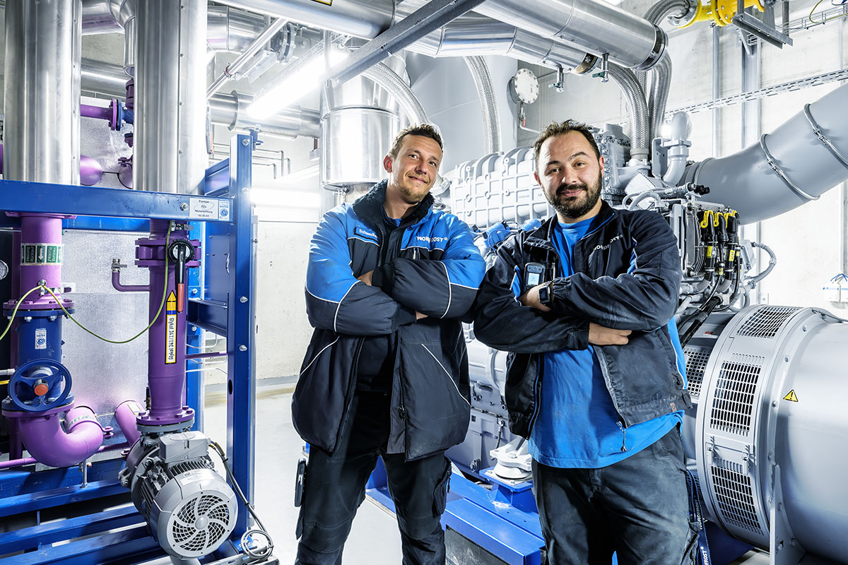 Zwei Mitarbeiter im Technikraum.