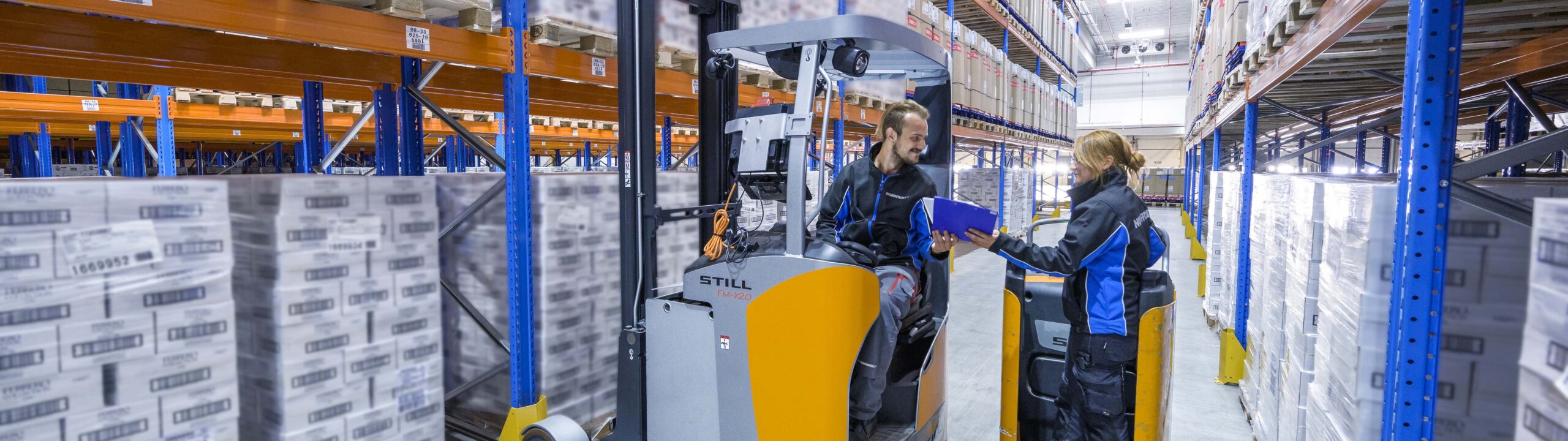 Mitarbeiter im Lager