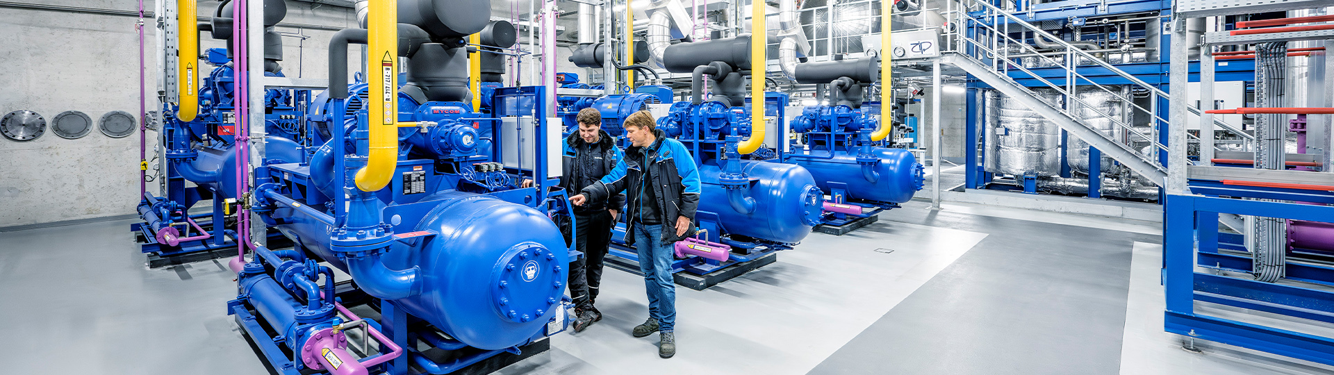 Mitarbeiter im Technikraum