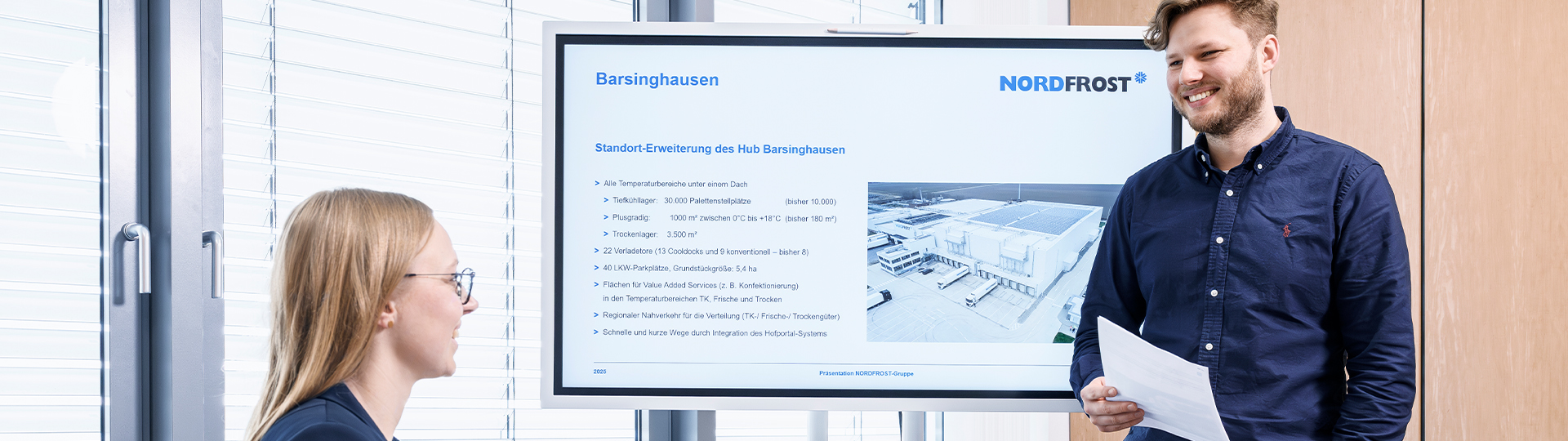 Mitarbeiter bei einer Präsentation im Konferenzraum