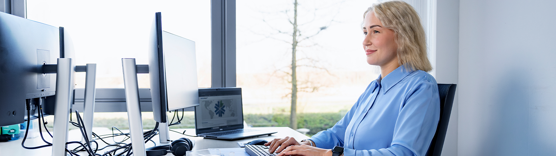 Verwaltungsmitarbeiterin am Arbeitsplatz