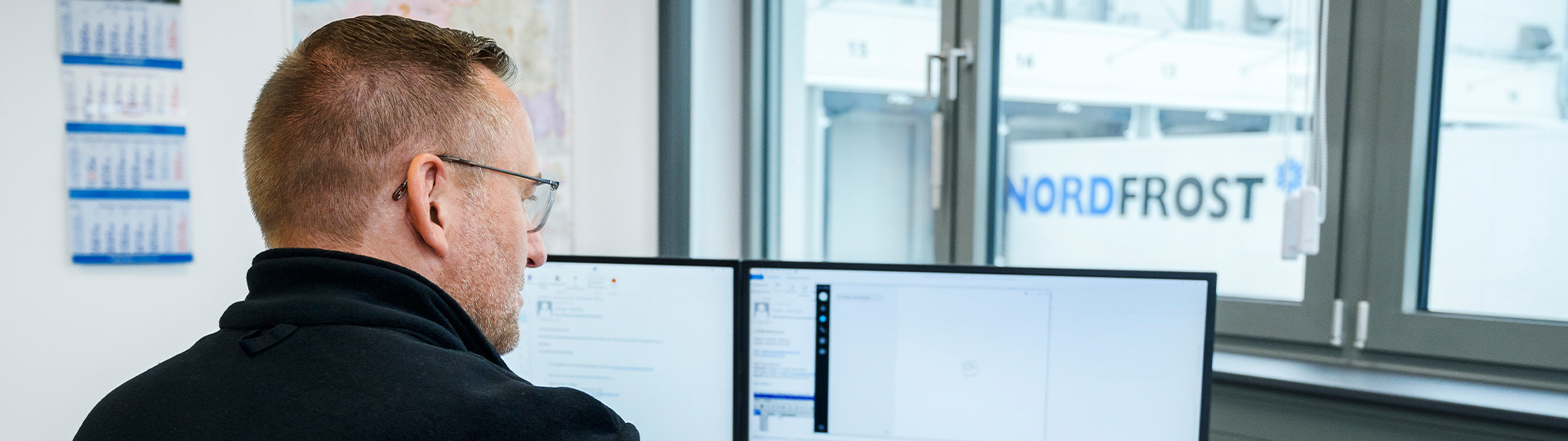 Verwaltungsmitarbeiter am Arbeitsplatz