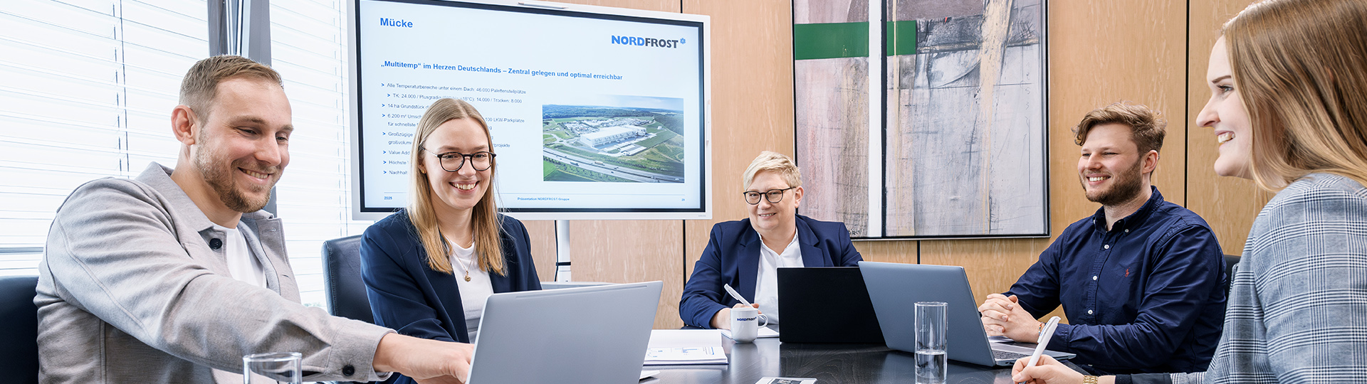 Angestellte bei einer Besprechung im Konferenzraum